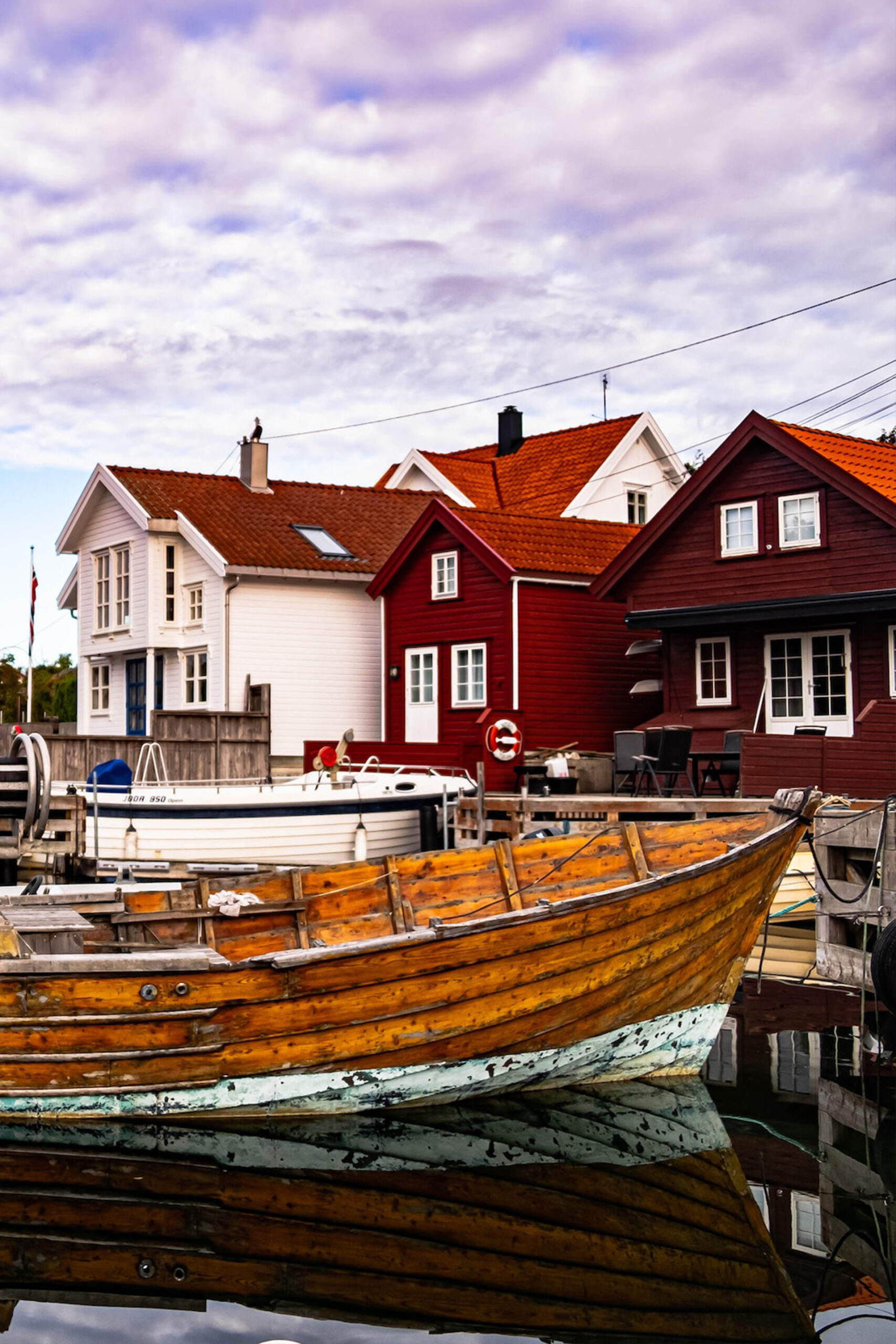 Fiskebrygga met kleurrijke houten gebouwen in Kristiansand